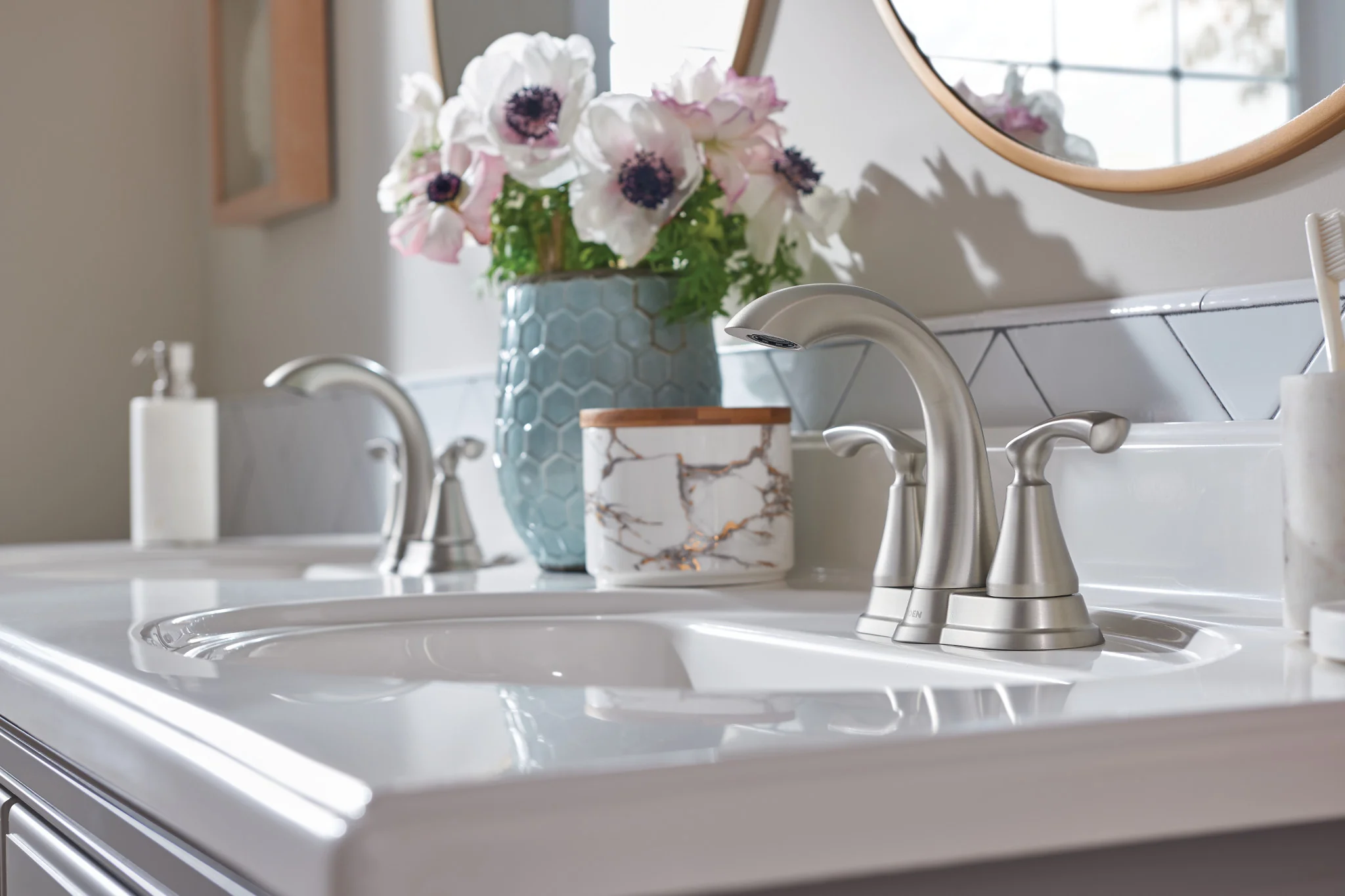 1854-Tiffin-Two-handle-Centerset-Bathroom-Sink-Faucet-2.webp Tiffin Two-handle Centerset Bathroom Sink Faucet