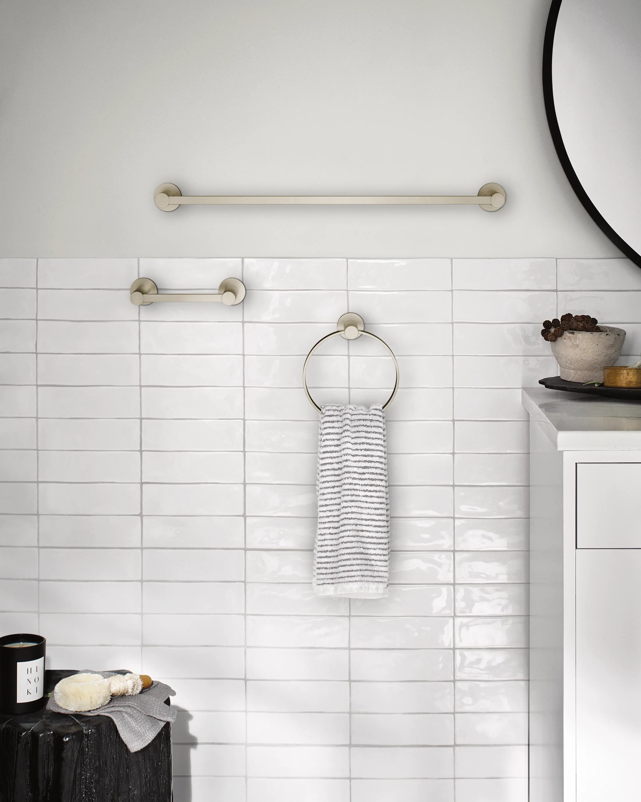 1864-Avri-Chrome-pivoting-paper-holder-towel-bar-towel-ring-5.webp Avri Chrome pivoting paper holder towel bar towel ring