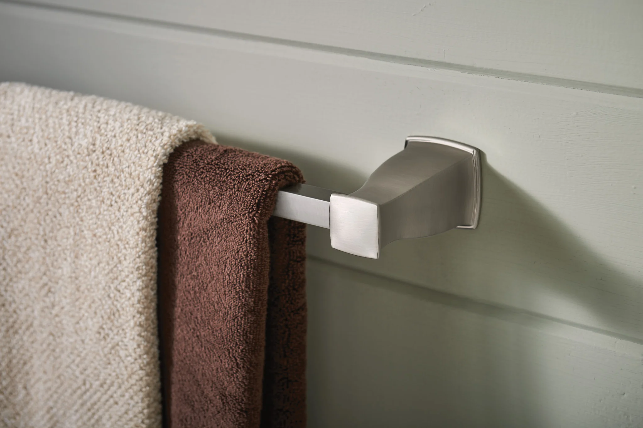 2399-Hensley-Chrome-18-Towel-Bar-4.webp Hensley Chrome 18" Towel Bar