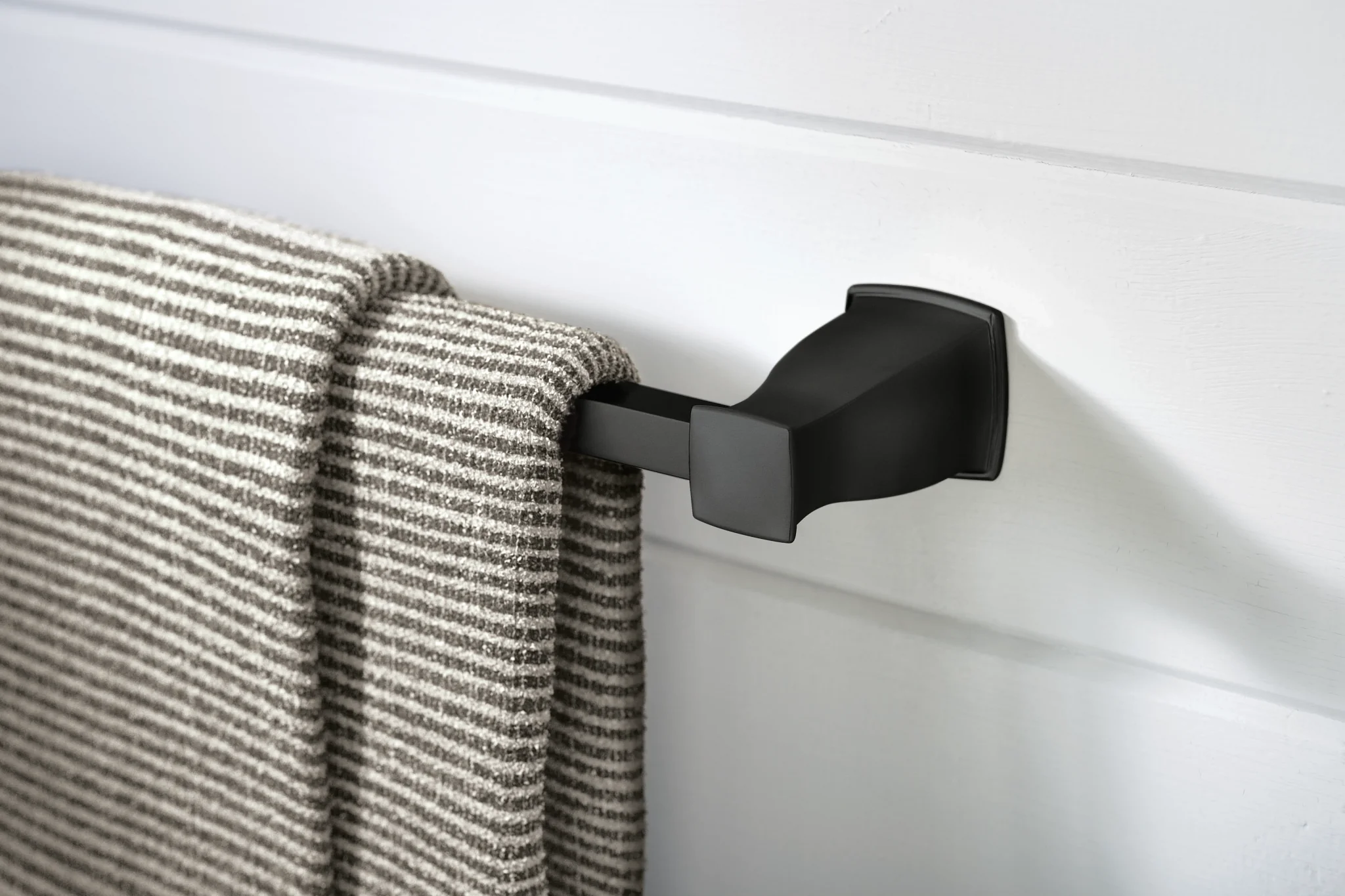 2399-Hensley-Chrome-18-Towel-Bar-9.webp Hensley Chrome 18" Towel Bar