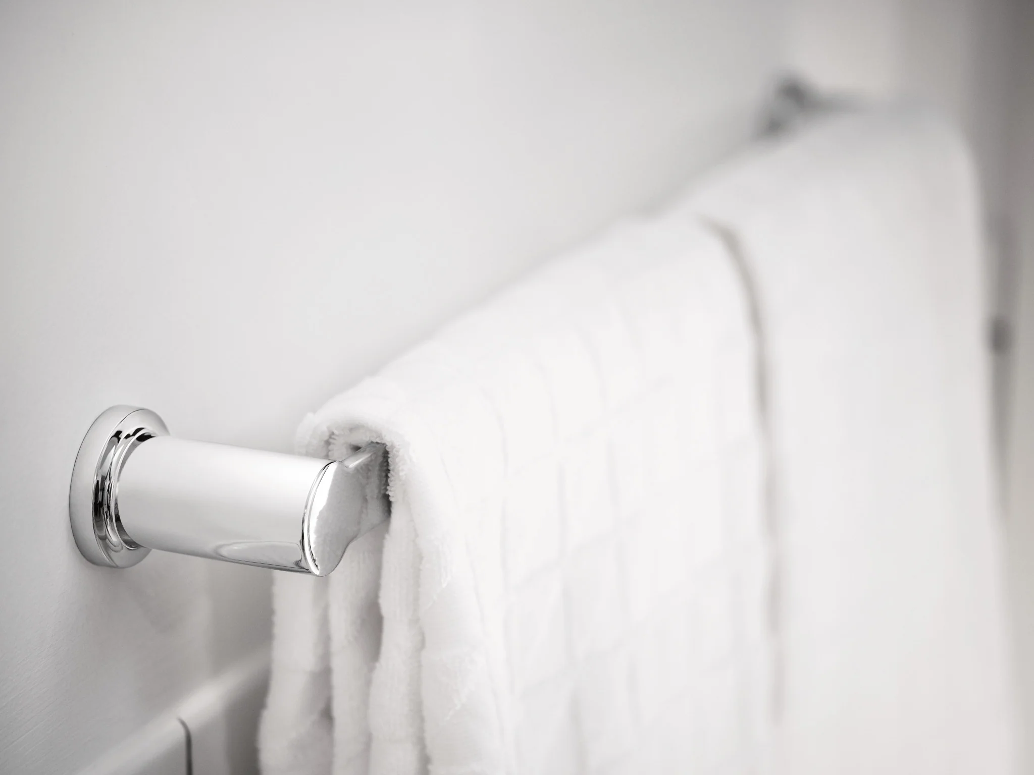 2712-Rinza-Chrome-18-towel-bar-6.webp Rinza Chrome 18" towel bar