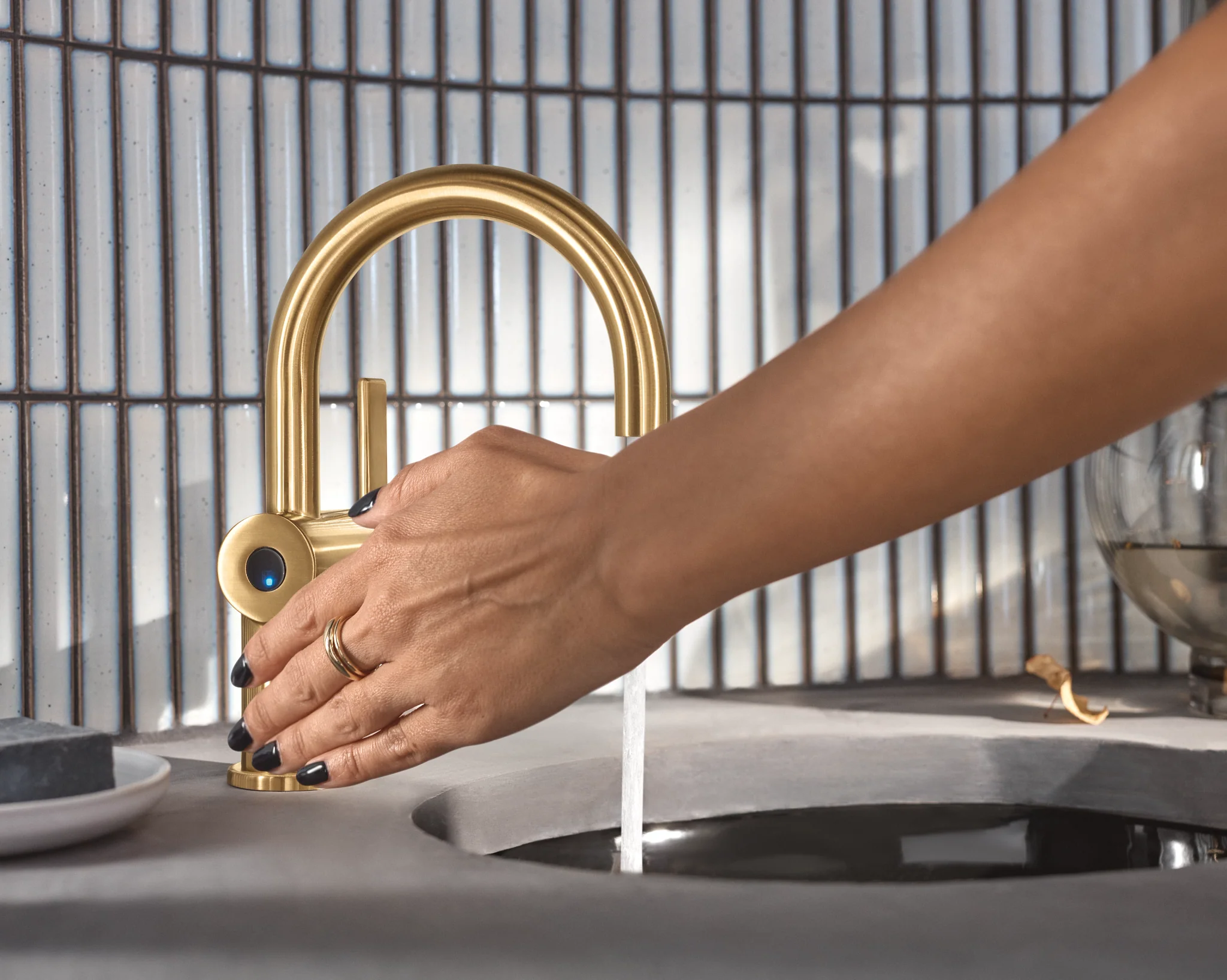 2901-Cia-MotionSense-One-Handle-Touchless-Bathroom-Faucet-2.webp Cia MotionSense One-Handle Touchless Bathroom Faucet