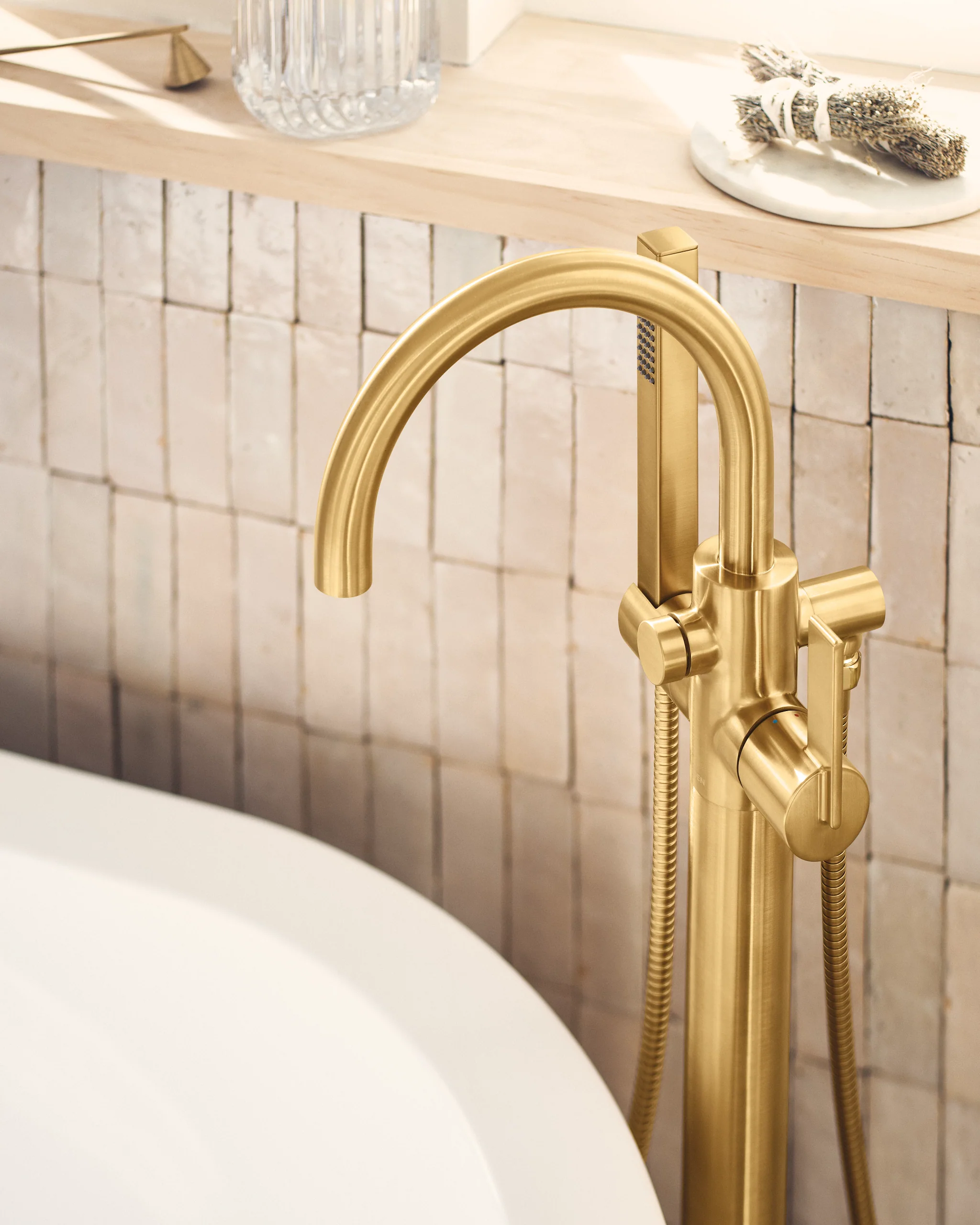 3034-Cia-Chrome-one-handle-tub-filler-includes-hand-shower-12.webp Cia Chrome one-handle tub filler includes hand shower