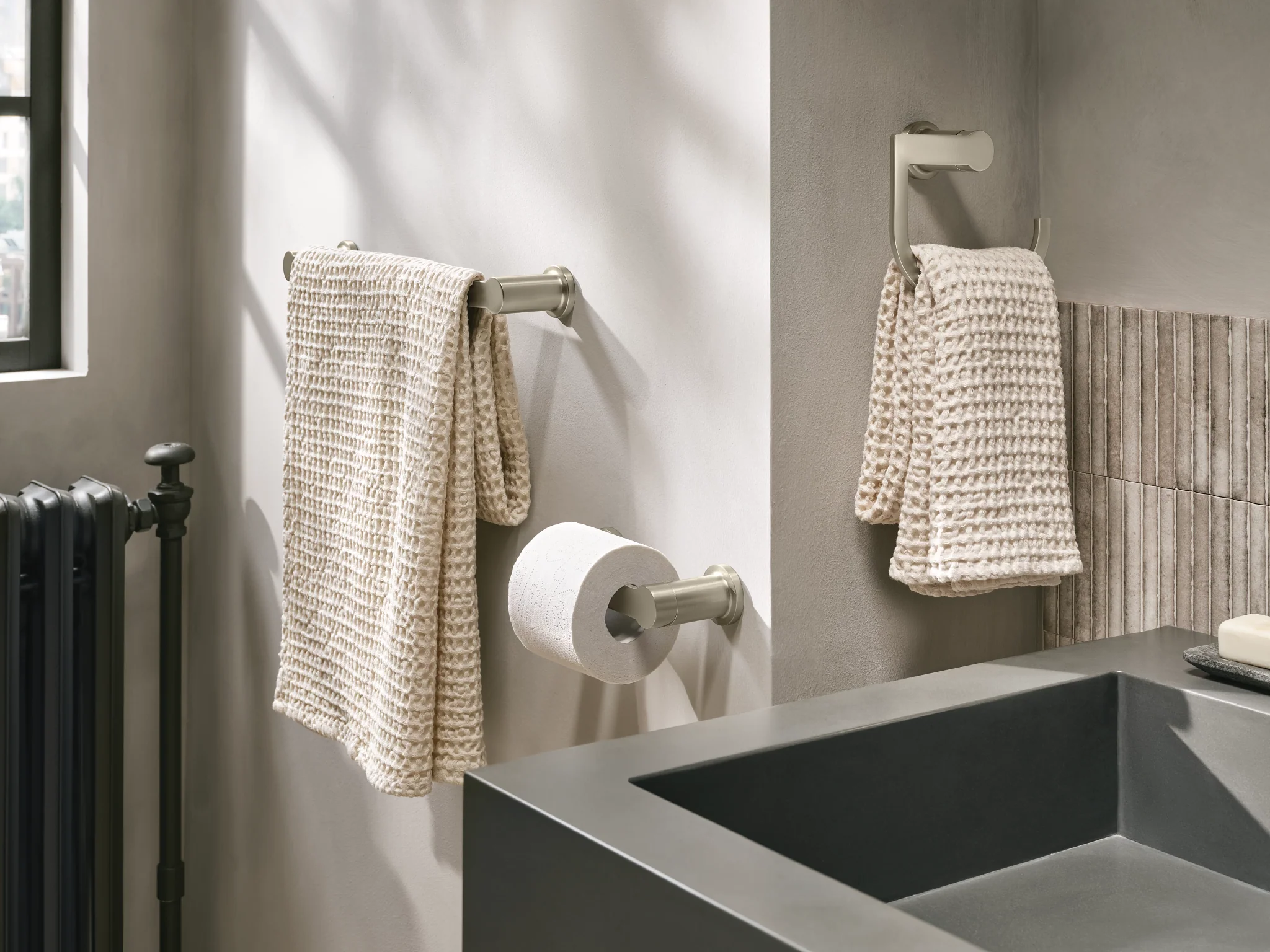 3560-Rinza-Matte-black-pivoting-paper-holder-towel-bar-towel-ring-4.webp Rinza Matte black pivoting paper holder towel bar towel ring