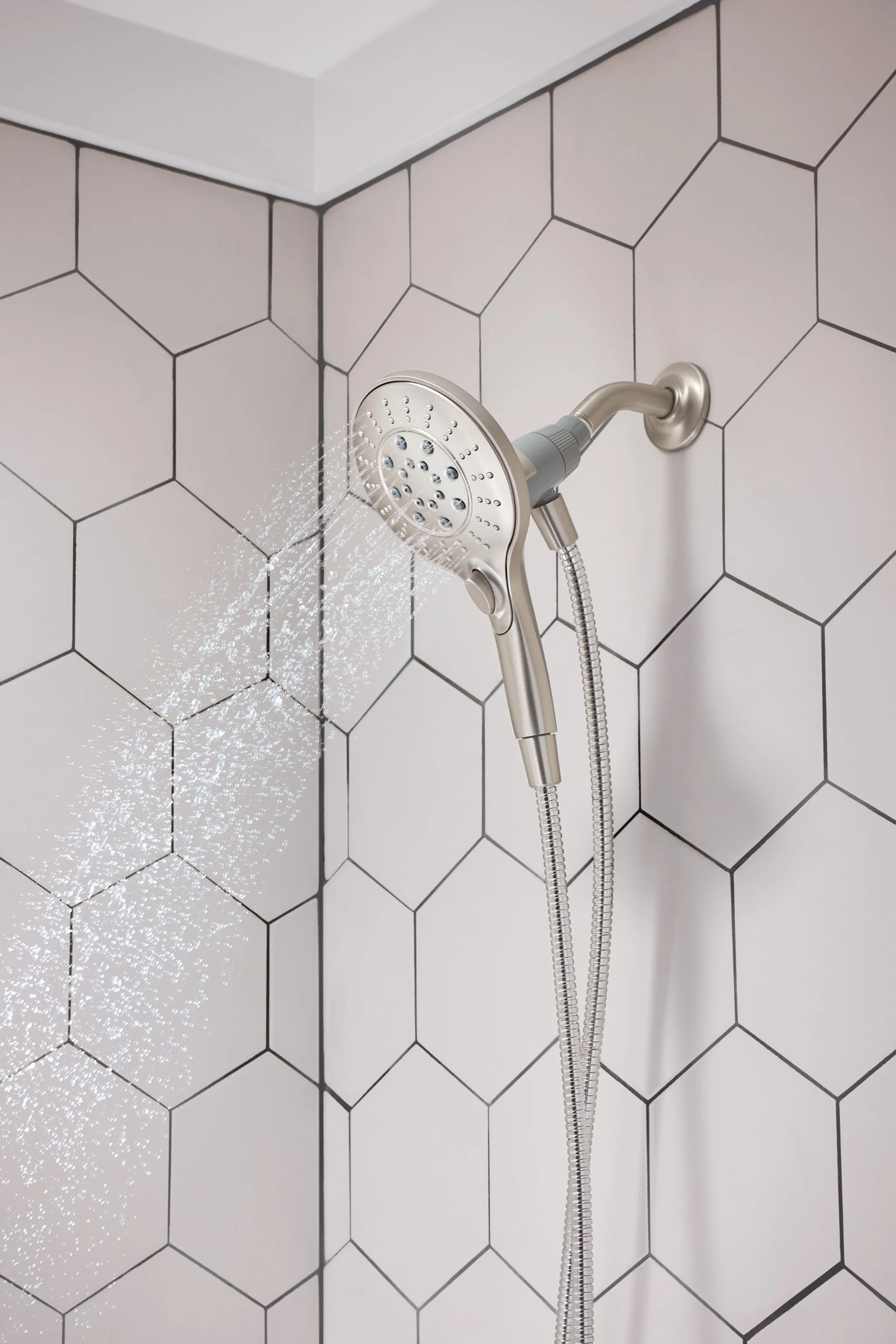 3637-Engage-Six-Function-5-1-2-Diameter-Spray-Head-Handheld-Shower-4.webp Engage Six-Function 5 1/2" Diameter Spray Head Handheld Shower
