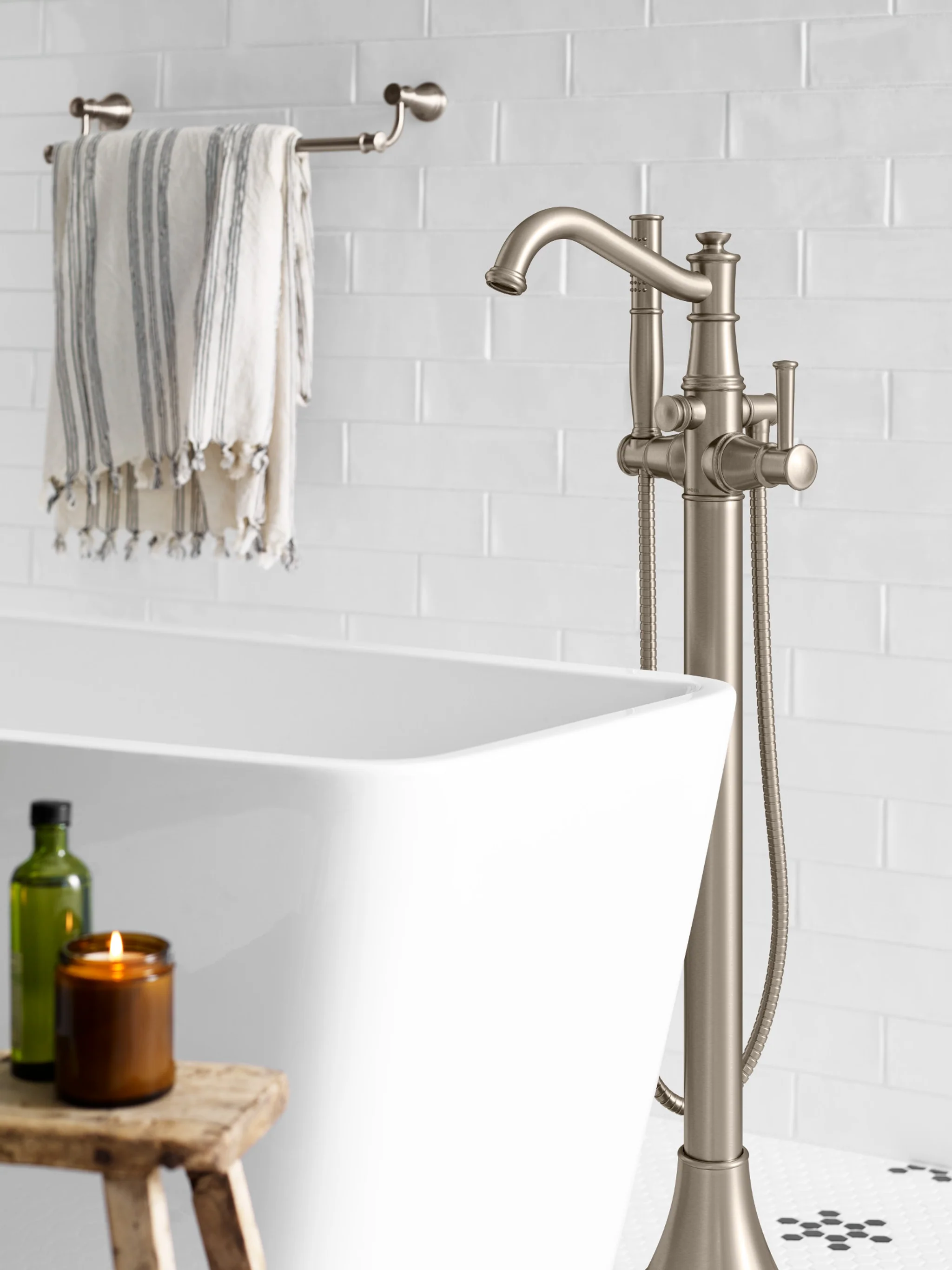 7027-Belfield-Chrome-one-handle-tub-filler-includes-hand-shower-14.webp Belfield Chrome one-handle tub filler includes hand shower