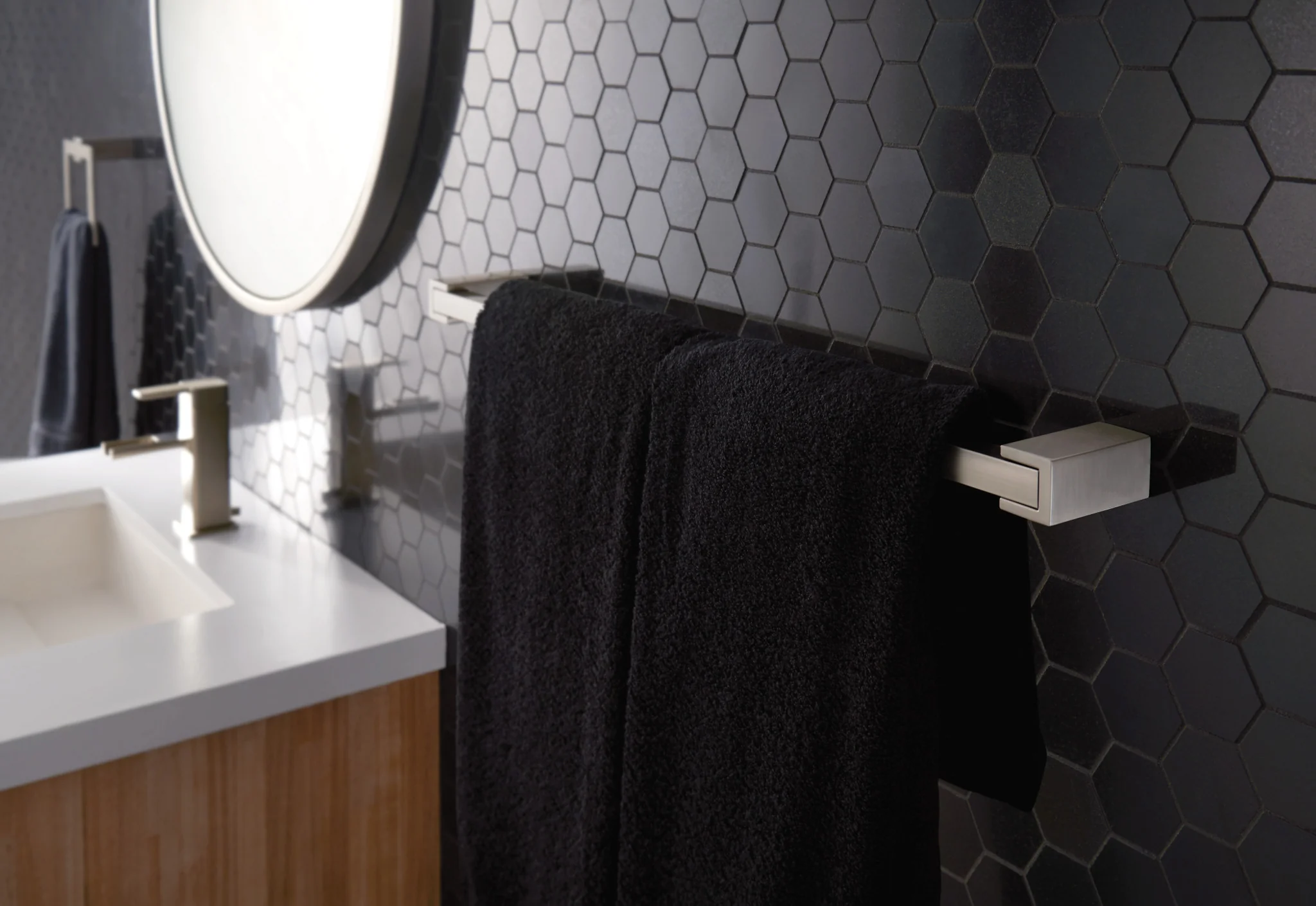 7211-Kyvos-Chrome-24-Towel-Bar-10.webp Kyvos Chrome 24" Towel Bar