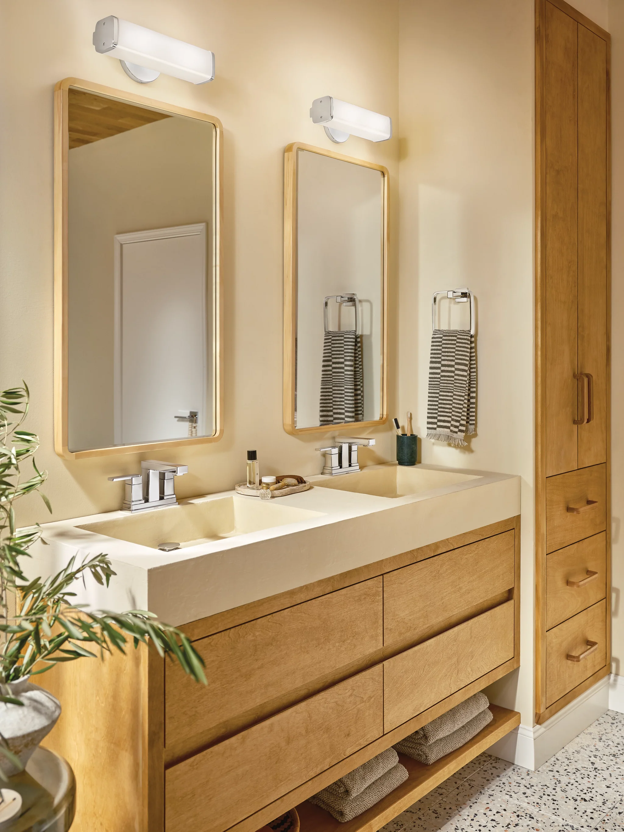 7721-Iver-Chrome-one-globe-bath-light-4.webp Iver Chrome one globe bath light